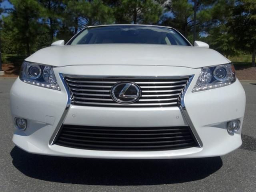 Sedan Lexus ES 350 2013 Car في السعودية