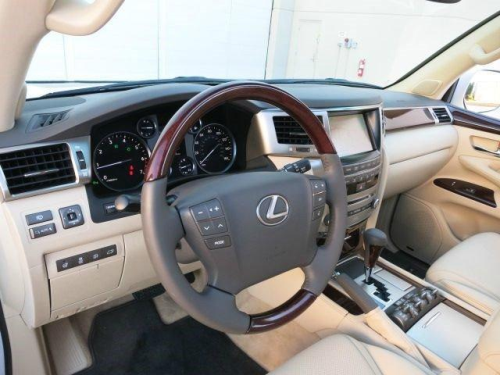 SELLING: 2013 LEXUS LX SERIES 570 في السعودية